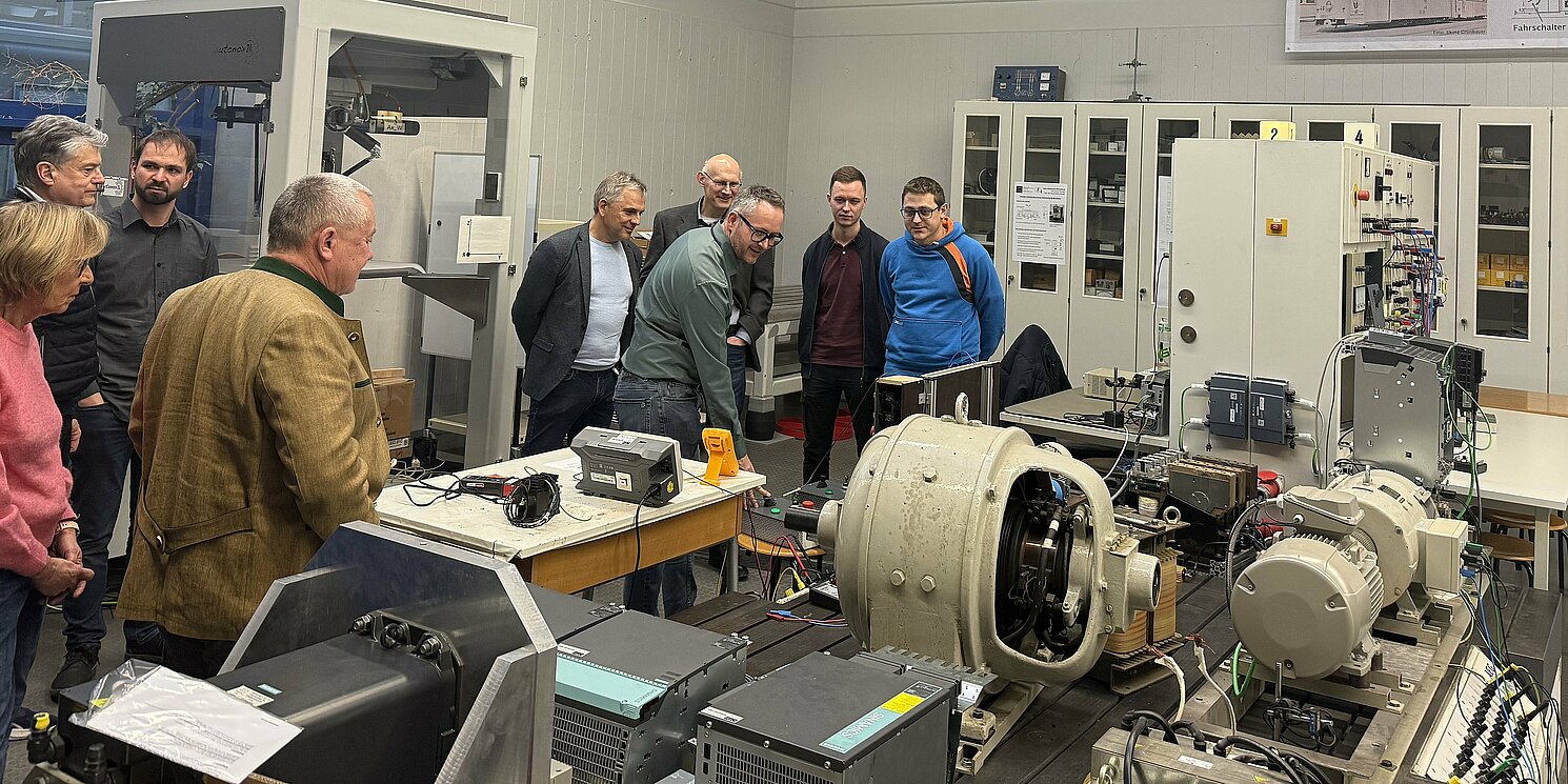 Axel Kagerer prüft den Laborprototyp der Historischen Straßenbahn. Foto: Carla Sure/OTH Regensburg Axel Kagerer prüft den Laborprototyp der Historischen Straßenbahn.