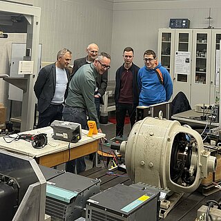 Axel Kagerer prüft den Laborprototyp der Historischen Straßenbahn.