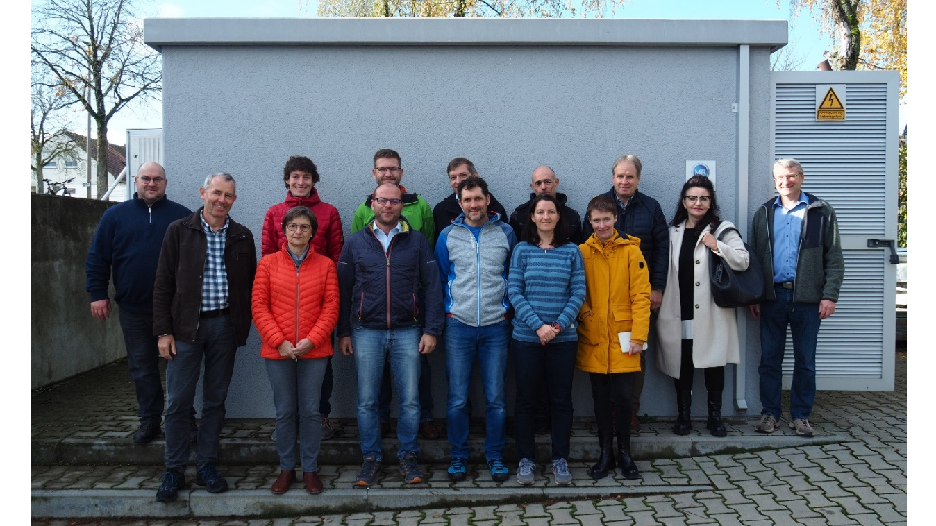 12 Lehrer*innen aus verschiedensten Schulen fanden am 10.11.2022 den Weg an die OTH Regensburg, um bei Prof. Dr. Oliver Brückl (rechts) eine Fortbildung zu besuchen.