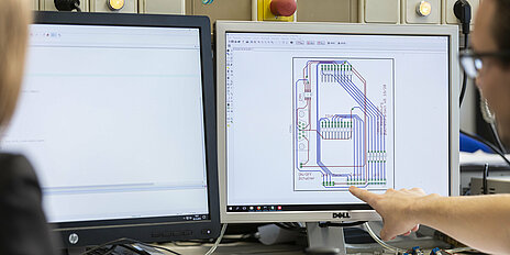 Personen arbeiten am Computer