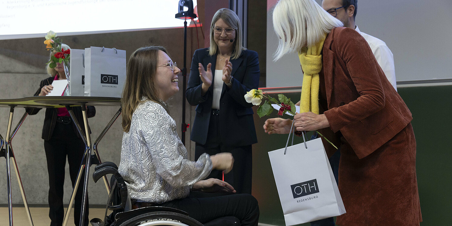 Die Stifterinnen und Stifter gratulierten den Studierenden persönlich. Foto: OTH Regensburg/Florian Hammerich
