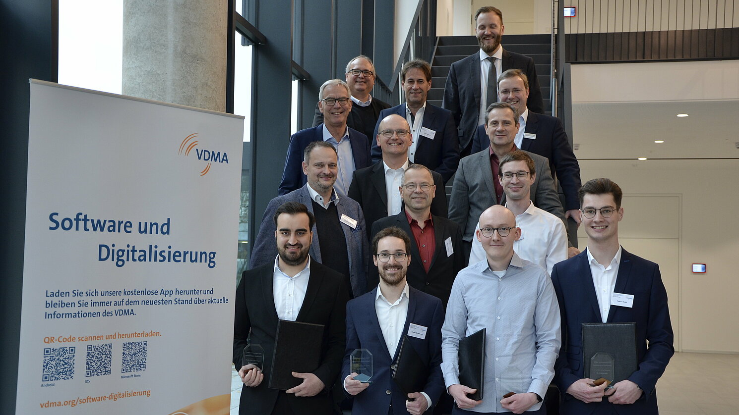 Fabian Kabl (vorne, rechts) erhielt den Nachwuchspreis „Digitalisierung im Maschinenbau“. Seine Bachelorarbeit war von Prof. Dr.-Ing. Armin Sehr und Andreas Kursawe (Krones AG) betreut worden (dritte Reihe).