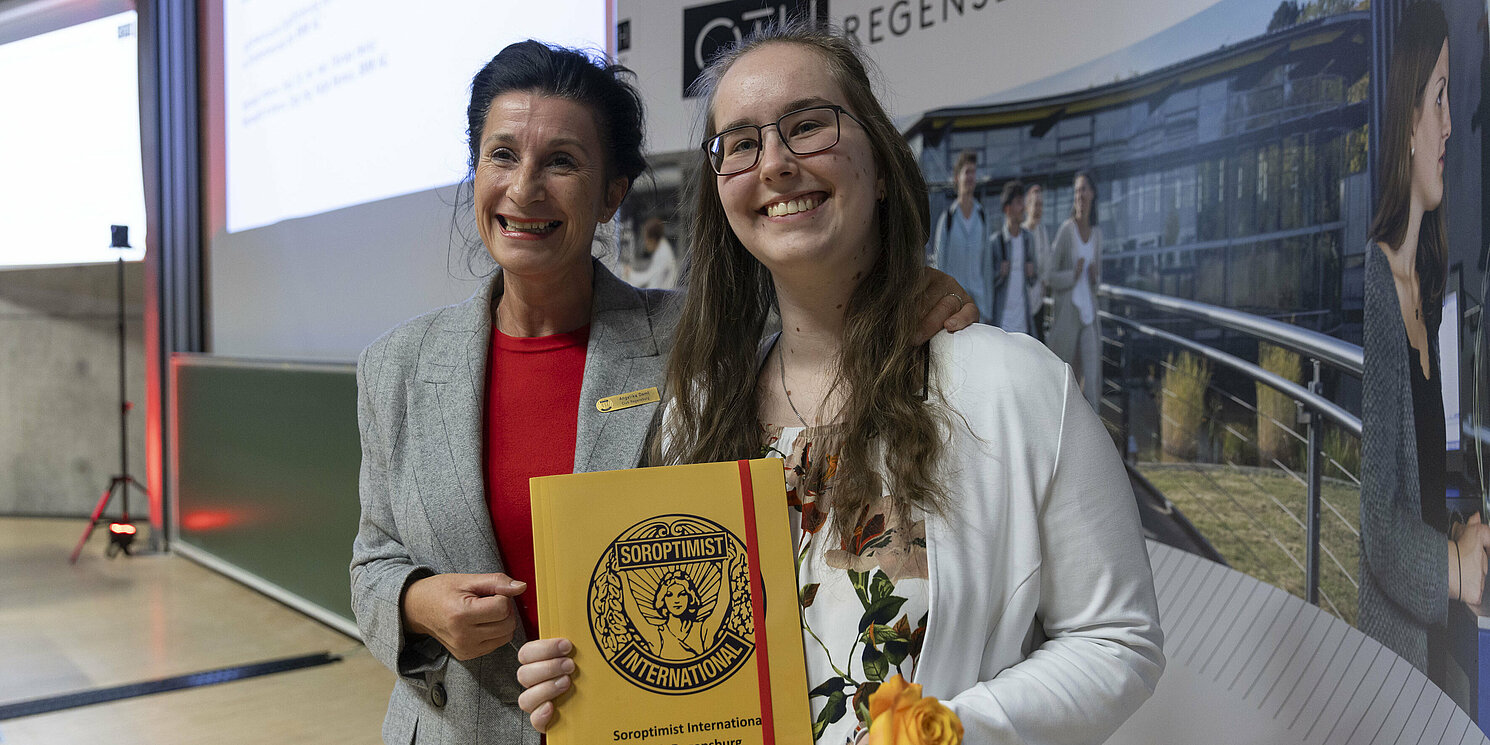 Zahlreiche Stifterinnen und Stifter überreichten Studierenden der OTH Regensburg Preise und Stipendien in Höhe von insgesamt 84.000 Euro. Foto: OTH Regensburg/Florian Hammerich