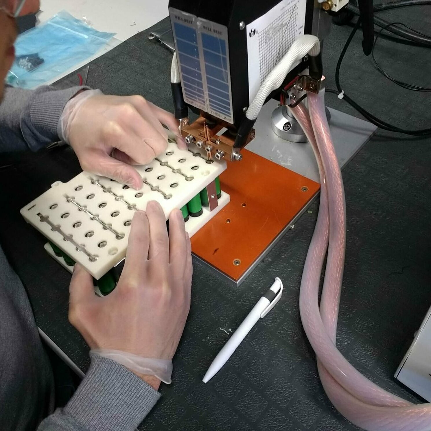 Ein Student arbeitet an einer Batterie.