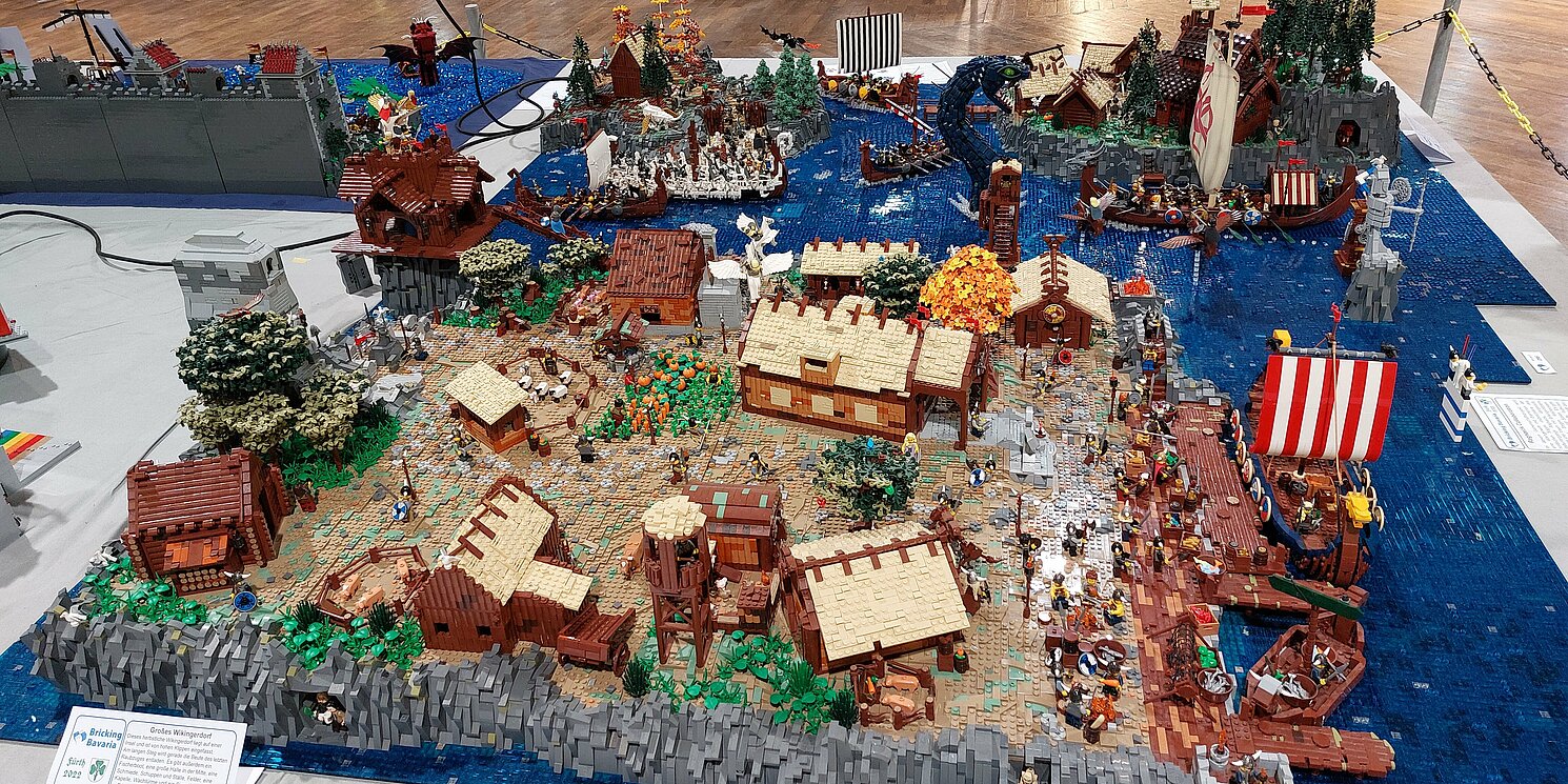 Ein Wikingerdorf, gebaut aus Legosteinen